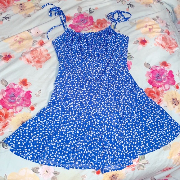 ✨ Flouncy Blue Floral Romper ✨ - Picture 2 of 6